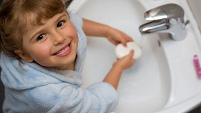 the child should wash his hands with soap to prevent worms