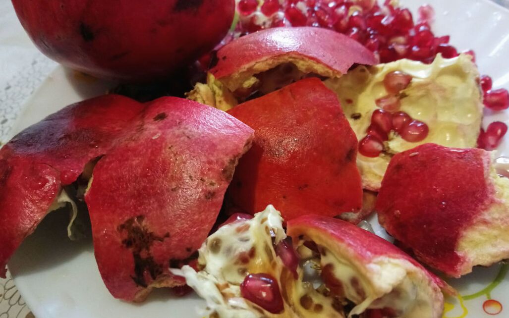 pomegranate peel against worms